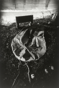 108589 Afbeelding van een oude rubberen opblaasboot op de kant van het Merwedekanaal te Utrecht, ter hoogte van de ...